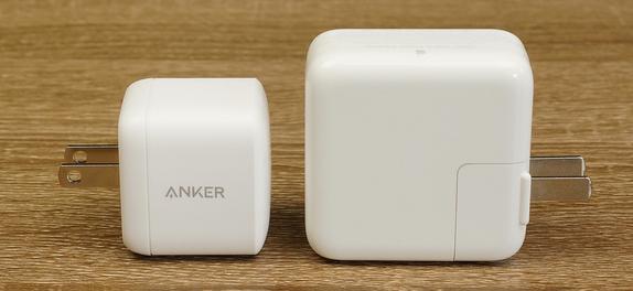 左邊是ANKER PowerPort Atom PD1 GaN充電器,右邊是APPLE 30W USB-C充電器